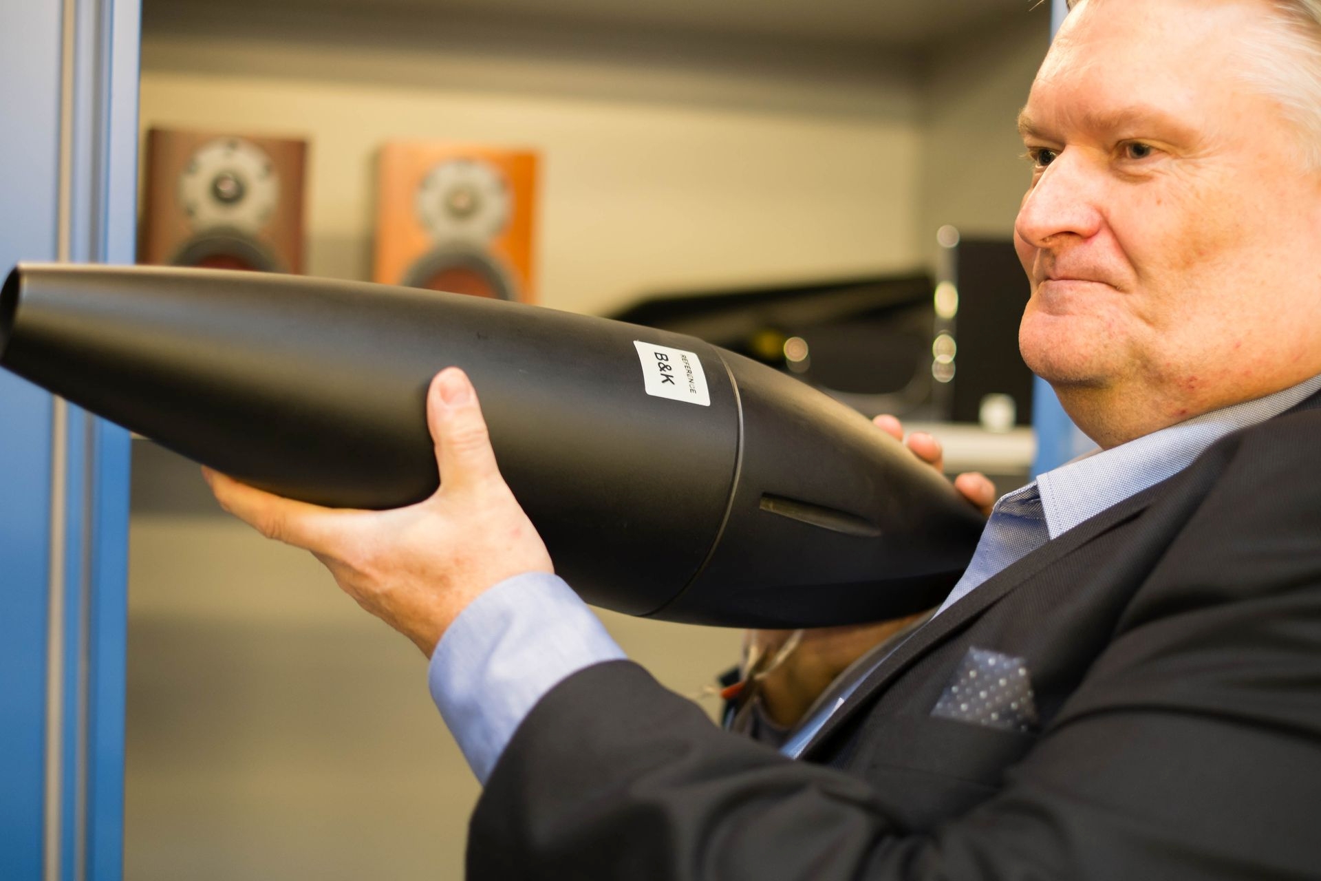 Dali baut auch Messlautsprecher für Brüel & Kjaer, einem führenden Hersteller von Mikrofonen aus Dänemark. Man weiss nicht so recht, was Sales Director Lars Möller damit gerade anstellen möchte ...