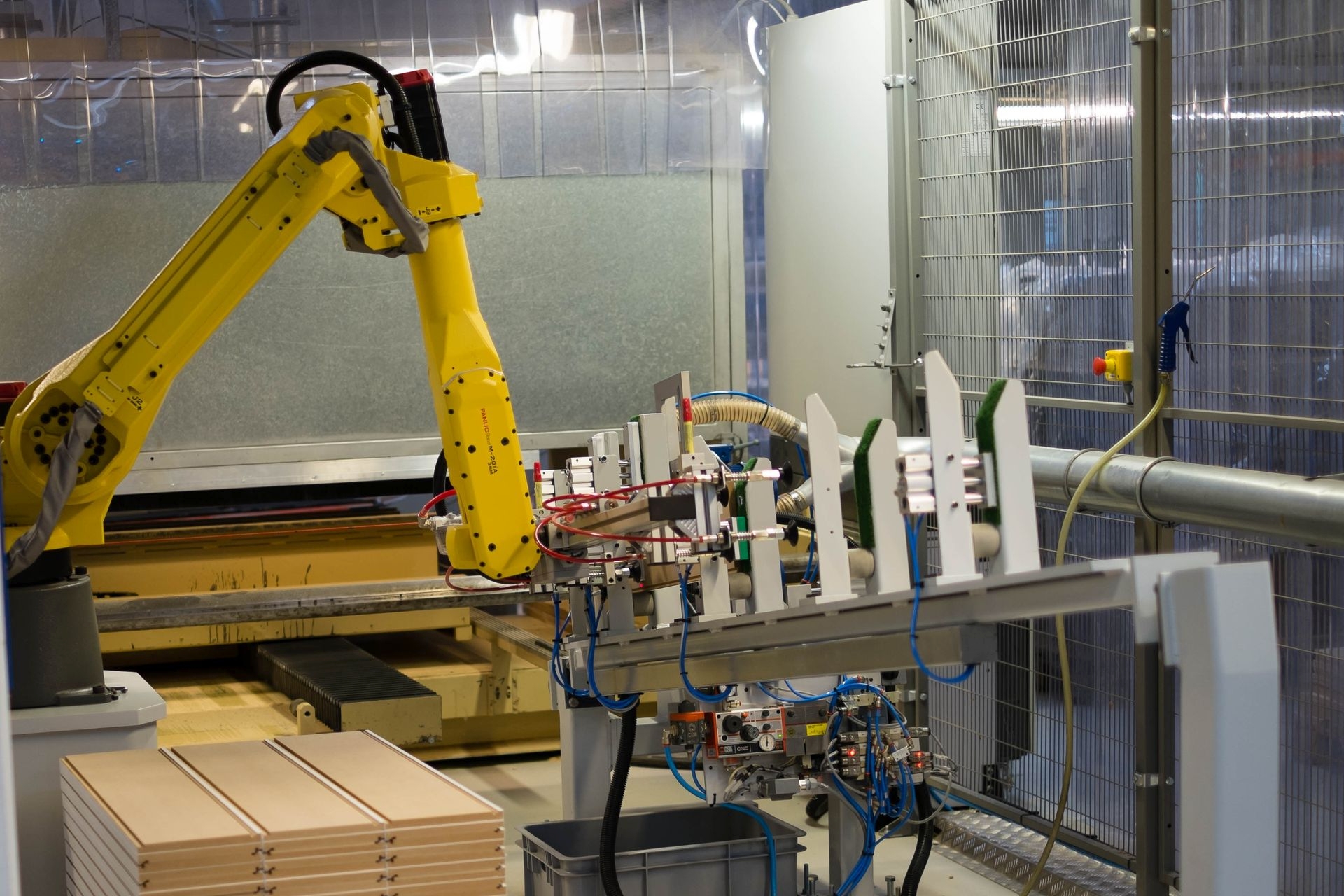 Vereinzelt kommen Roboter zum Einsatz: Hier für die Zuführung von vorgefertigen Gehäuse-Elementen.