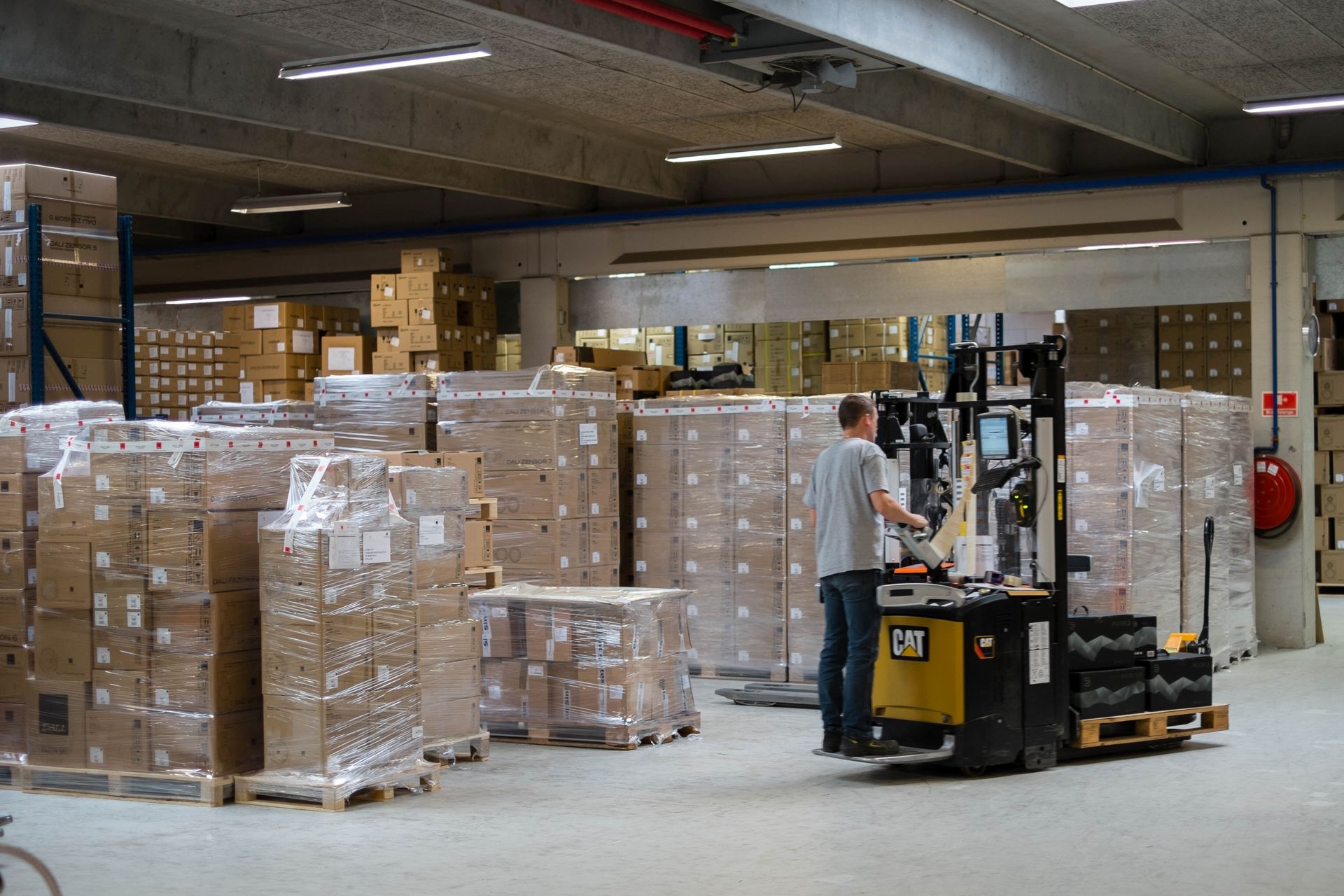 Das Endprodukte-Lager platzt bei nahendem Weihnachtsgeschäft bald aus den Nähten. Der Erweiterungsbau wird bald fertiggestellt sein.