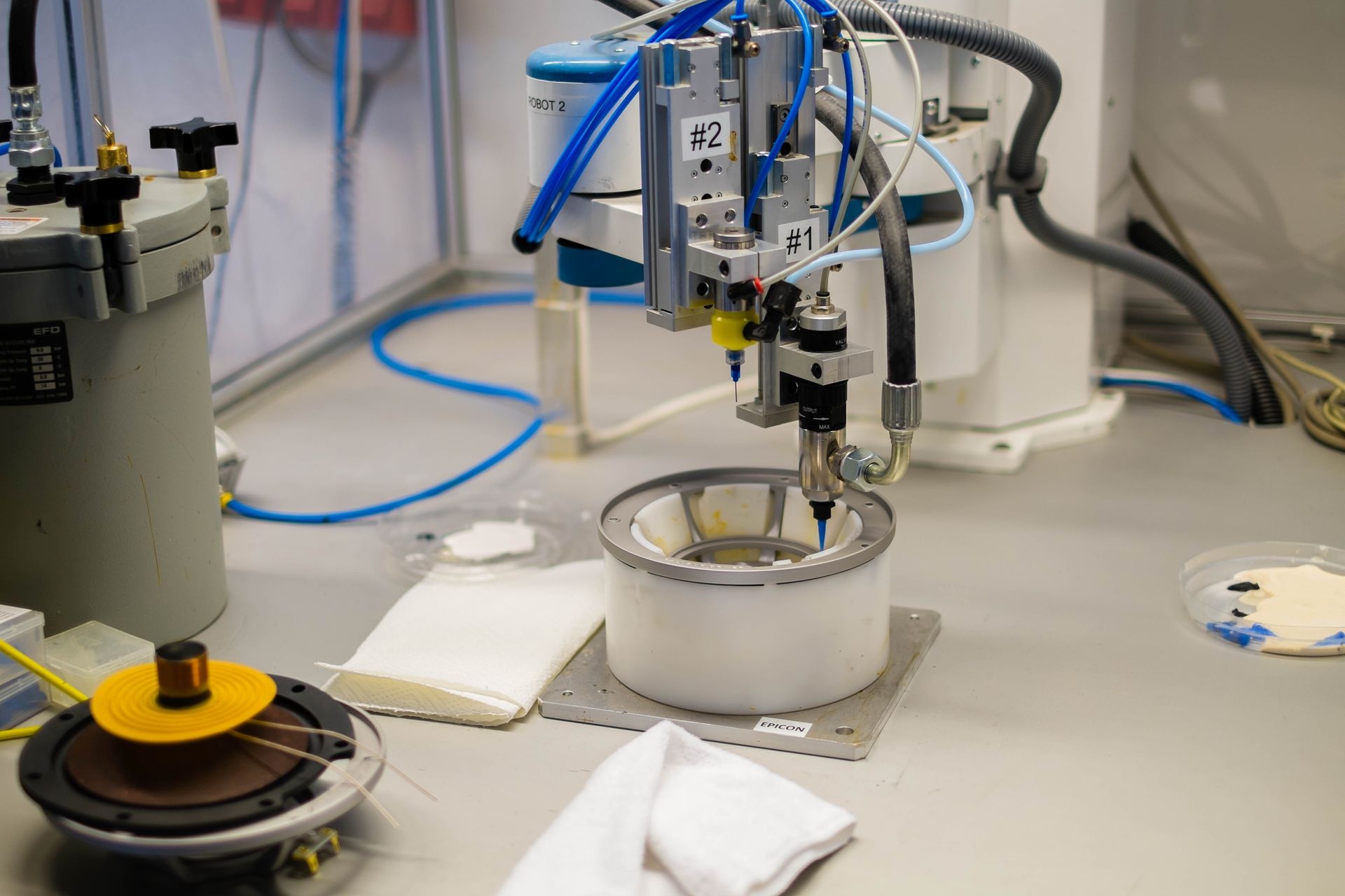 Die Wissenschaft der Klebestellen. Enorme Präzision mit dem Klebe-Roboter.