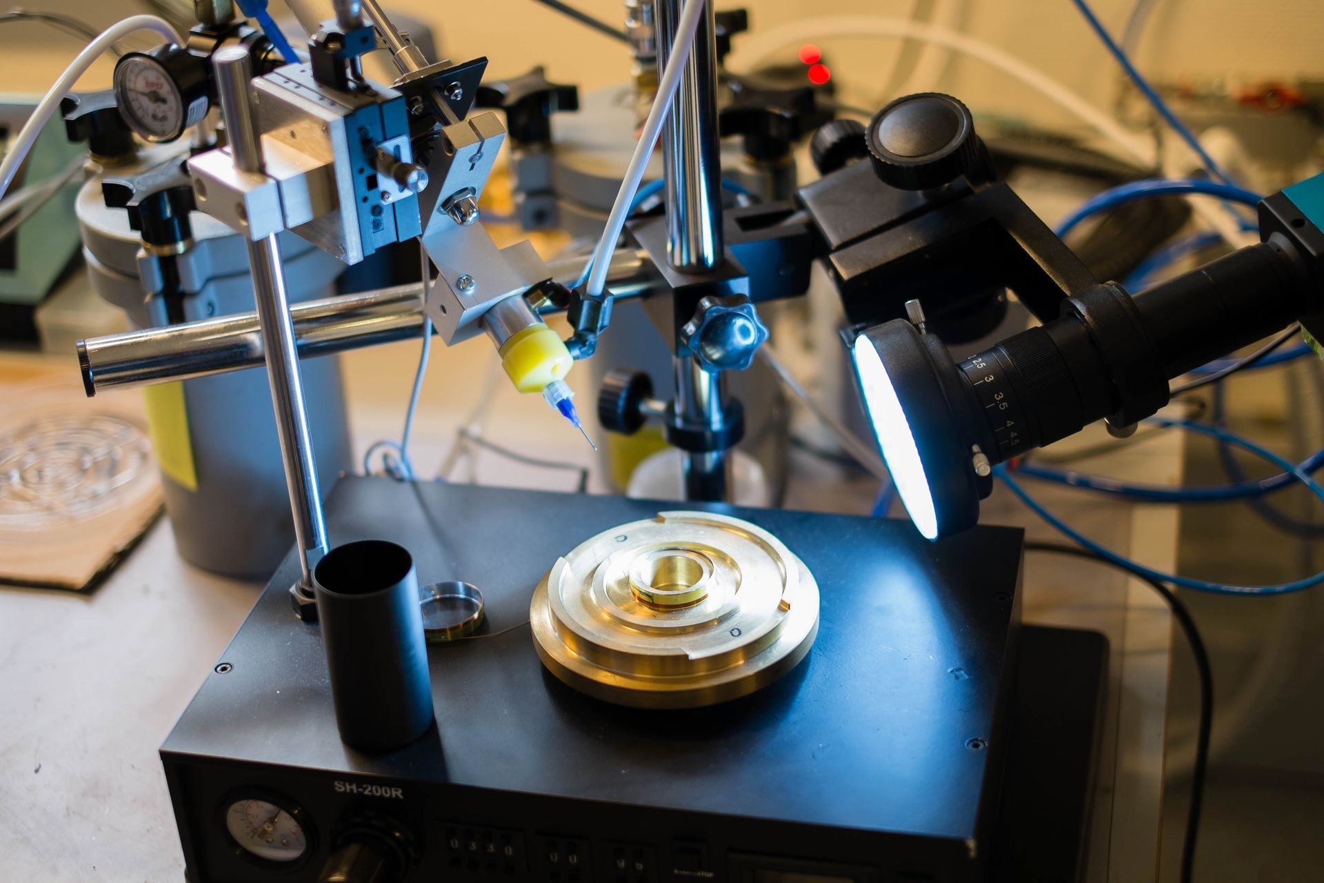 Eine Mikroskop-Kamera hilft bei der exakten Positionierung der Klebestellen in der Prototypen-Fertigung der geplanten Hochtöner aus Eigenfabrikation.