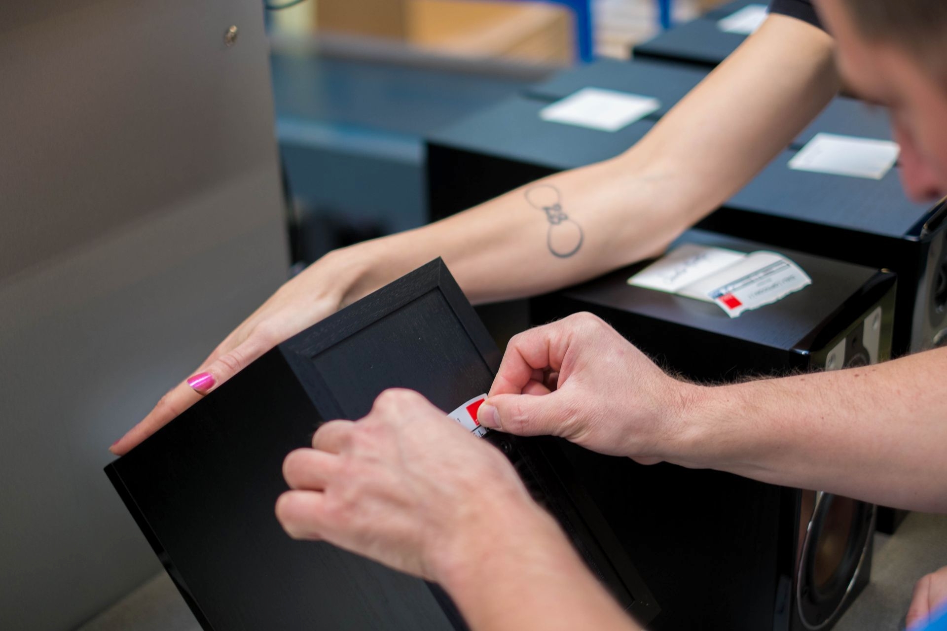 ... und darf nach dem Funktionstest sein Label mit eigener Signatur anbringen. Die Produkte sind aber nicht für den Verkauf vorgesehen.