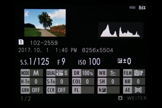 Fujifilm GFX 50S: Wiedergabemenü, Durch vertikales Blättern sind weitere Infos abrufbar, Seite 1.