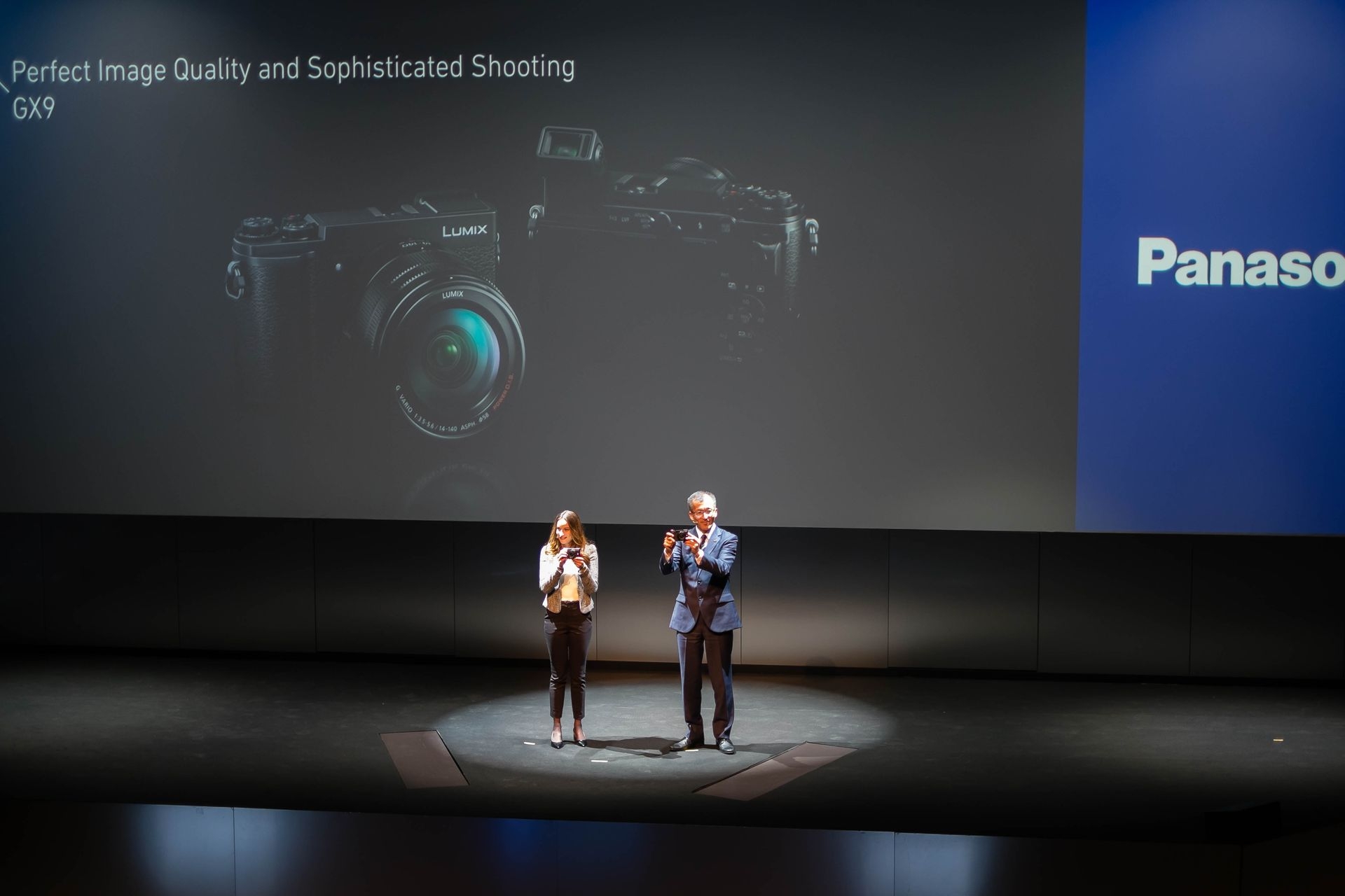 Live-Auftritt der Modefotografin und -Bloggerin Viviana Galletta. Mit der brandneuen GX9 ging sie in den Straßen von Los Angeles auf Entdeckungstour. Dank höchster Bildqualität, einem kompakten Design und dem schwenkbaren Sucher konnte sie ihren ganz persönlichen Eindruck von der Stadt festhalten.
