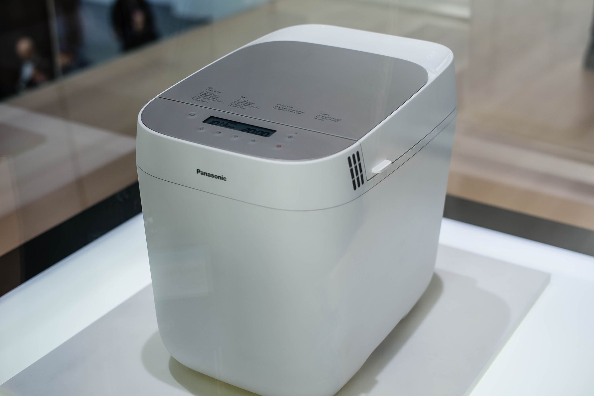 Vollautomatisch Brot backen und dabei erst noch hübsch aussehen. Die neue Brotbackmaschine von Panasonic.