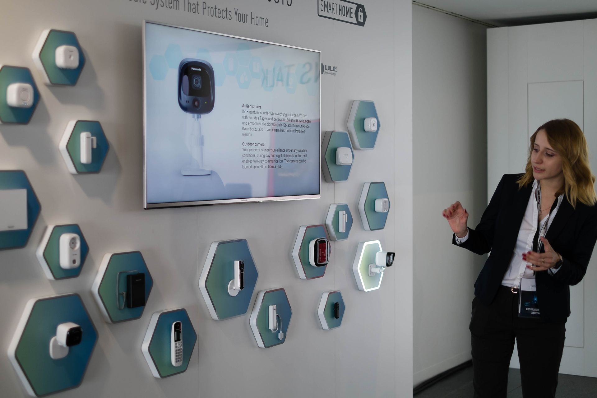 Eine neue Aussenkamera gehört zu den Neuheiten bei Smart Home. Sie kann bis zu 300 Meter vom nächsten Hub platziert werden.