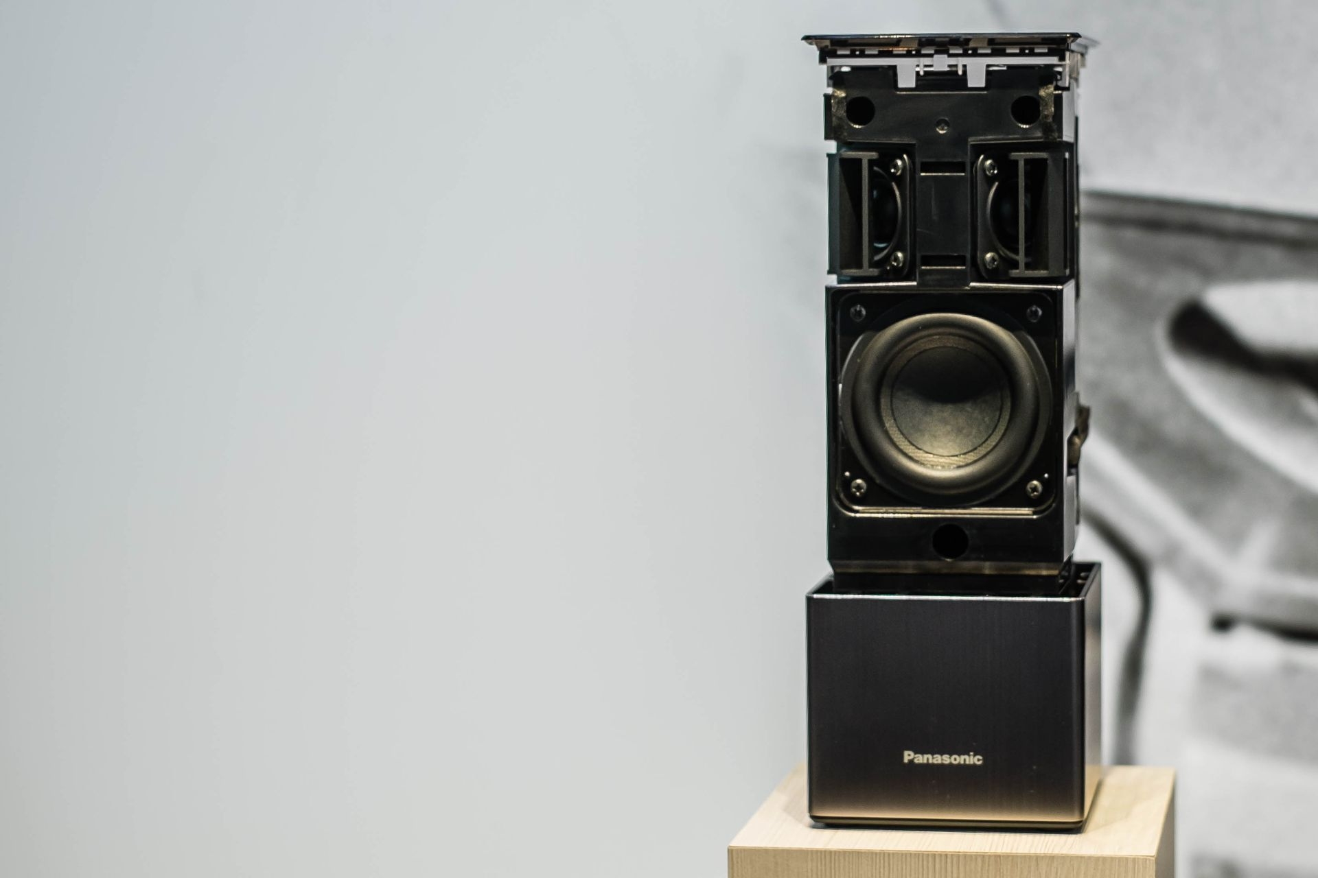 Unter der «Haube» des HiFi Smart Speaker SC-GA10 sieht man die beiden abgewinkelten Hochtöner. Der Speaker kommt mit Google Assistant integriert. Die CH-Markteinführung ist noch nicht bekannt, da die Freigabe von Google noch aussteht.
