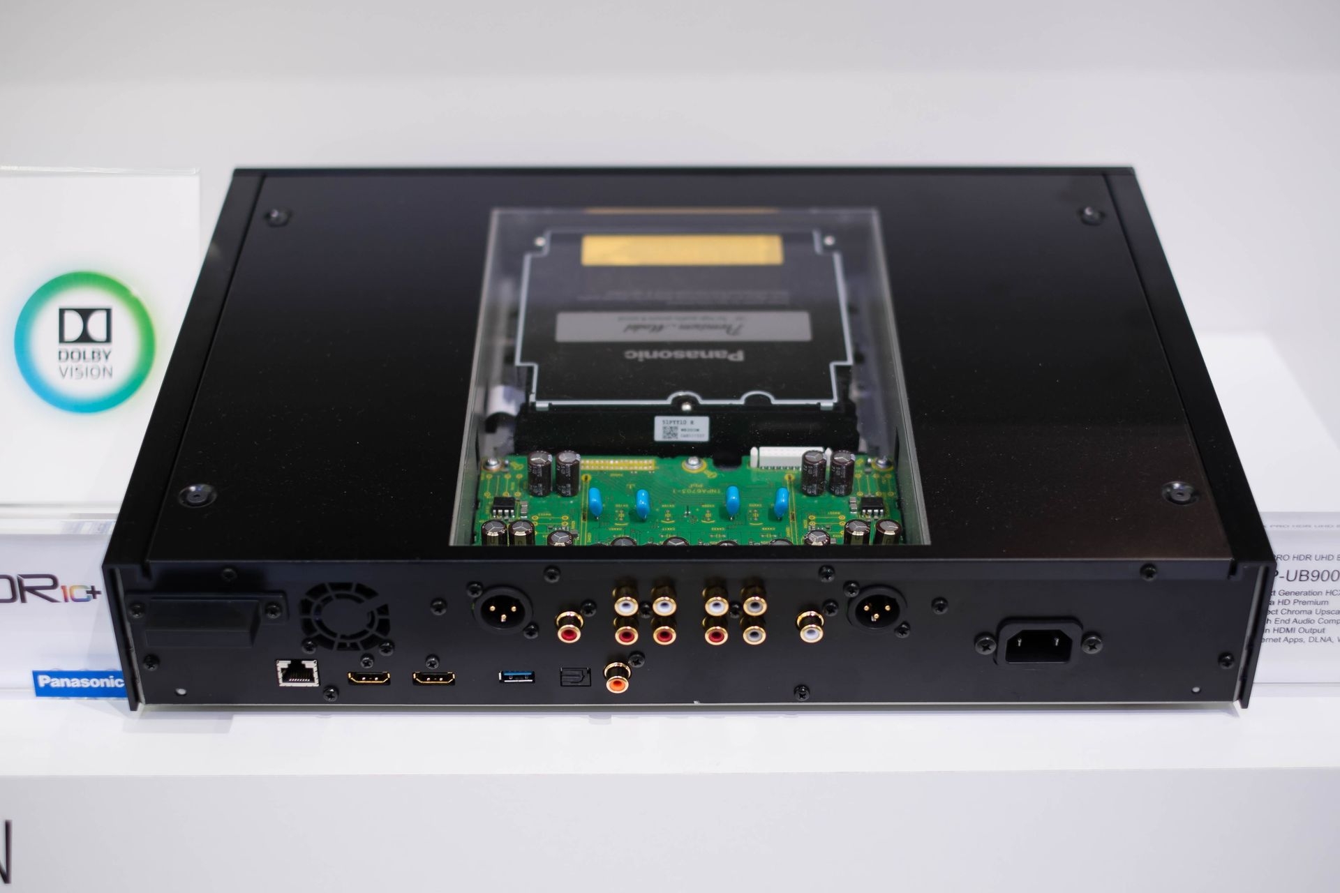 Ein audiophiler und «videophiler» Leckerbissen ist der High-End-4K-Ultra-HD-Blu-ray-Player DP-UB9004. Top-Gehäuse, Super-Laufwerk und sogar symmetrische XLR-Ausgänge für den Ton. Darum bilden wir ihn von hinten ab. Die Glasabdeckung ist nur für Demozwecke.