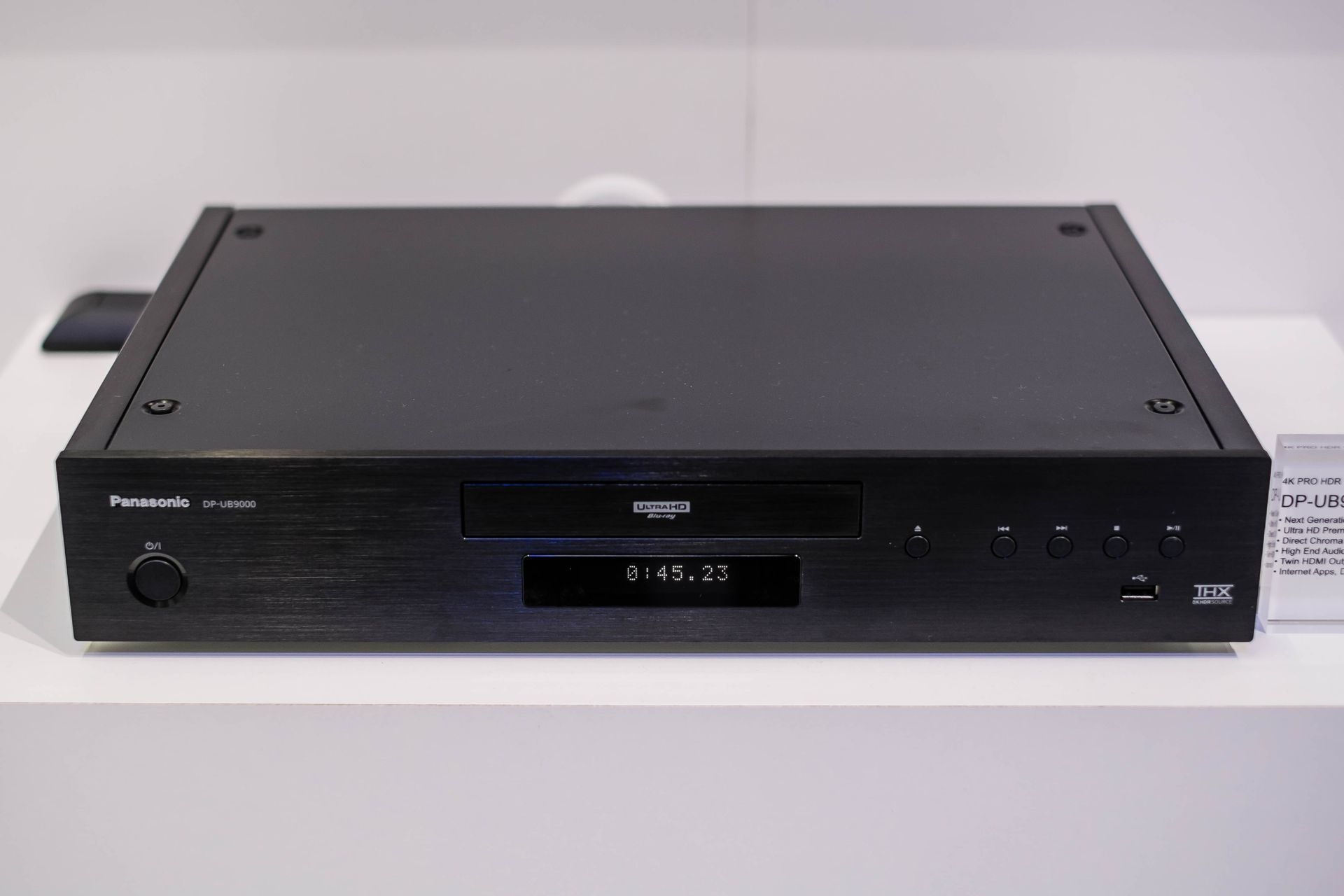 Und so wendet sich der High-End-4K-Ultra-HD-Blu-Ray-Player DP-UB9004 dem Betrachter/Hörer zu.