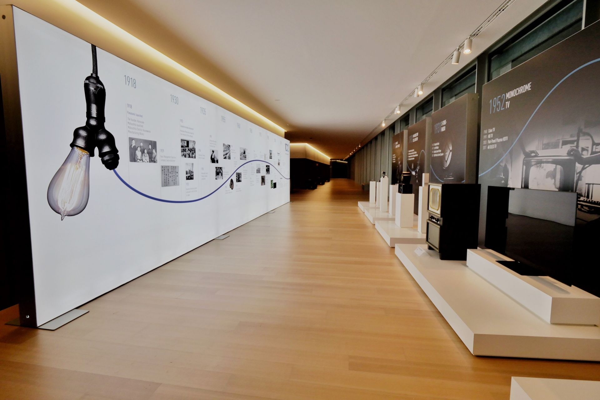 Die «Hall of Fame» der Panasonic-Produkte zeigt denn auch den Ausgangspunkt: Eine praktische Glühlampen-Doppelfassung, an die man auch ein Stromkabel anschliessen konnte.
