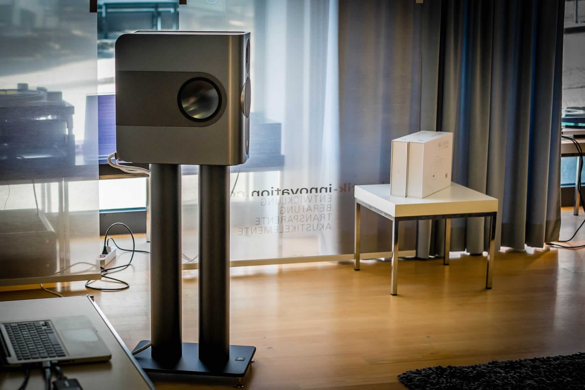 KiiThree – System: Begeistert Studioprofis und Audiophile, die Kii-Three-Digital-Aktiv-Lautsprecher mit digitalem «Vorverstärker» Kii Control: maximale Aufstellungsflexibilität, hohe Musikalität, stupender Realismus. www.kiiaudio.com