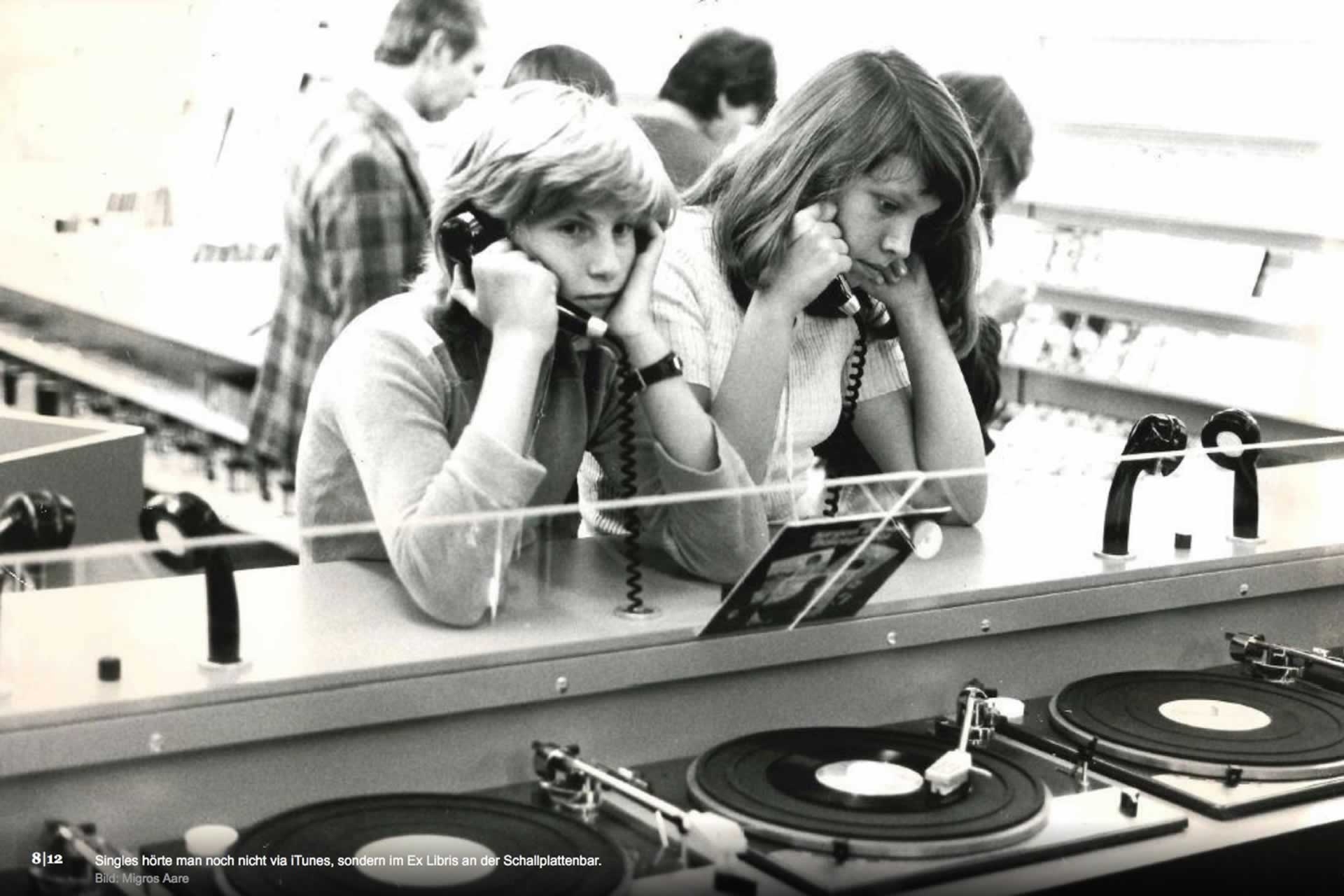 Analog Audio Association: Statt der bekannten Schallplattenbörse überrascht der Verein für analoge Musikkultur mit einer Platten-Bar. So wie wir früher den Mittwoch- oder Samstagnachmittag im Hifi-Geschäft verbracht haben - unter den Kopfhörern lauschen wir den  Hits von gestern. www.aaa-switzerland.ch