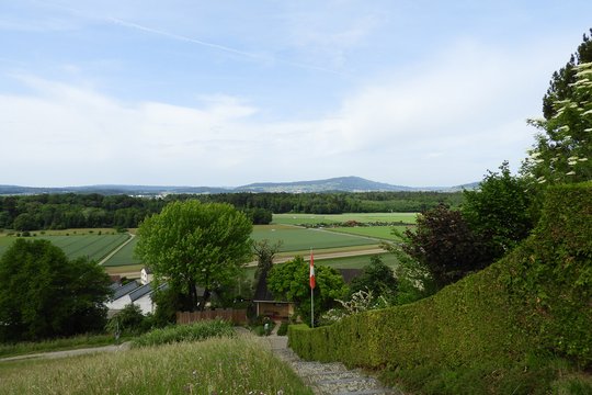 Aufnahme im Weitwinkel, Brennweite 24 mm (Nikon Coolpix B700). Die Burg befindet sich im Hintergrund etwa in Bildmitte, unterhalb der Hügelkuppe.