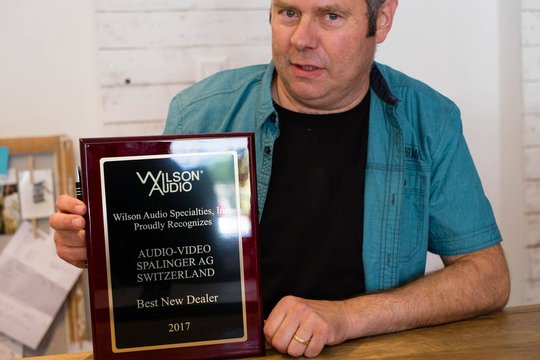 Er ist zu Recht stolz: Roland Spalinger wurde von Wilson als bester «neuer Händler» ausgezeichnet.