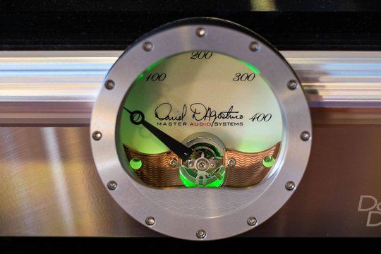 Auf der Front der Momentum 400 Monoendstufe von D'Agostino prangt das «vermutlich schönste VU-Meter der Welt». Es erinnert ein wenig an das Turbillion einer Schweizer Uhr. Das kommt nicht von ungefähr, ist doch Dan D'Agostino ein grosser Uhrenfan.