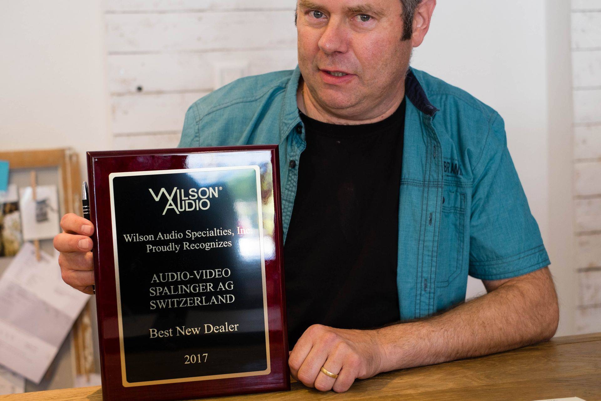 Er ist zu Recht stolz: Roland Spalinger wurde von Wilson als bester «neuer Händler» ausgezeichnet.