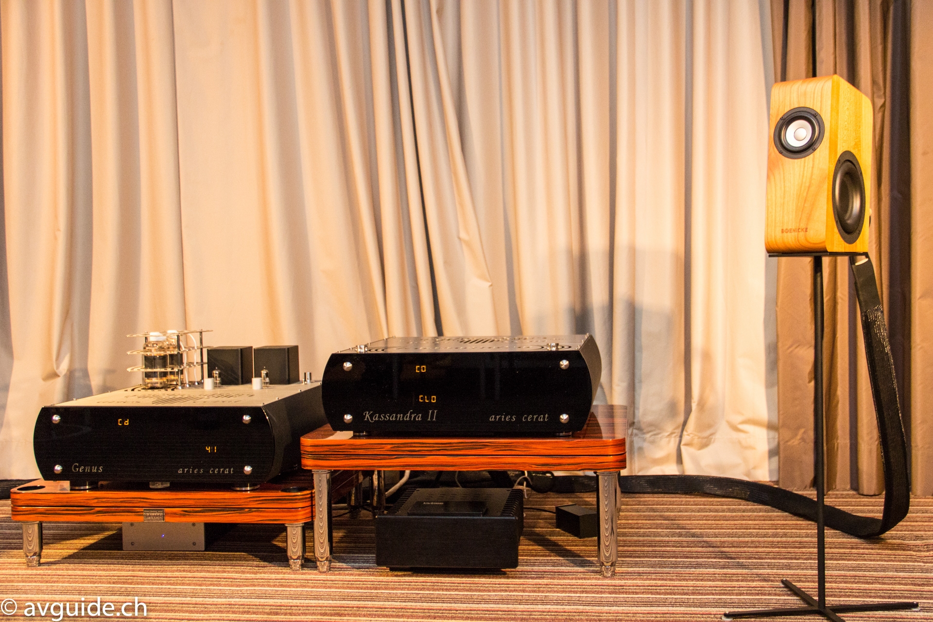 Ein etwas ungewohntes Bild: Mächtige Röhrenelektronik bei Soundcastle, zusammen mit den filigranen Boenicke-Lautsprechern. Machte tolle Musik!