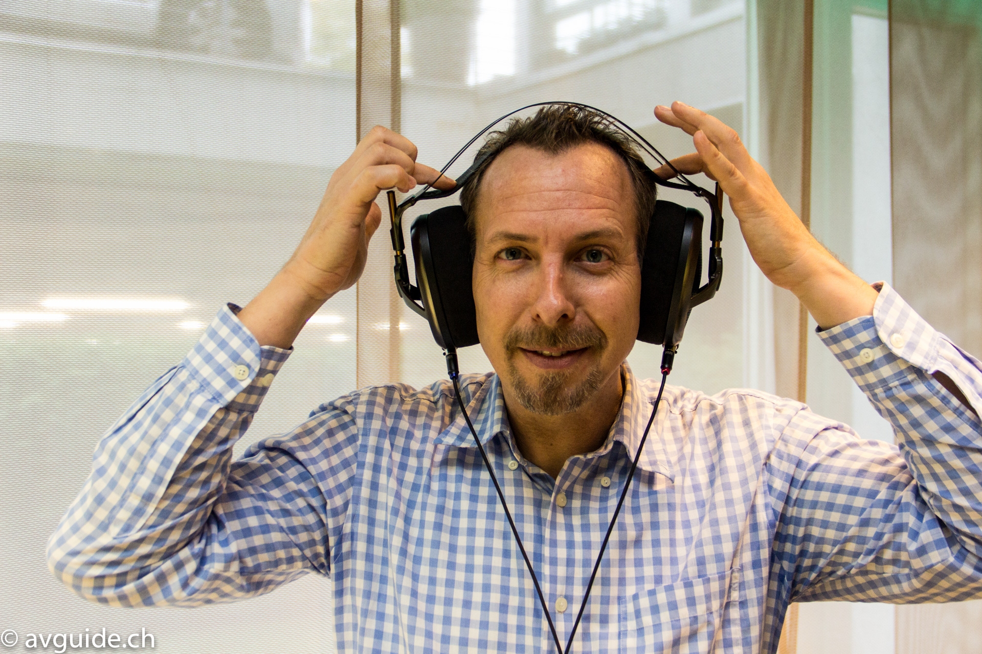 Marc Weibel von Timeless Products zeigt, wie sich der Anpressdruck des innovativen Magnetostaten-Kopfhörers Meze Empyrean gleichmässig über die Schädeldecke verteilt.