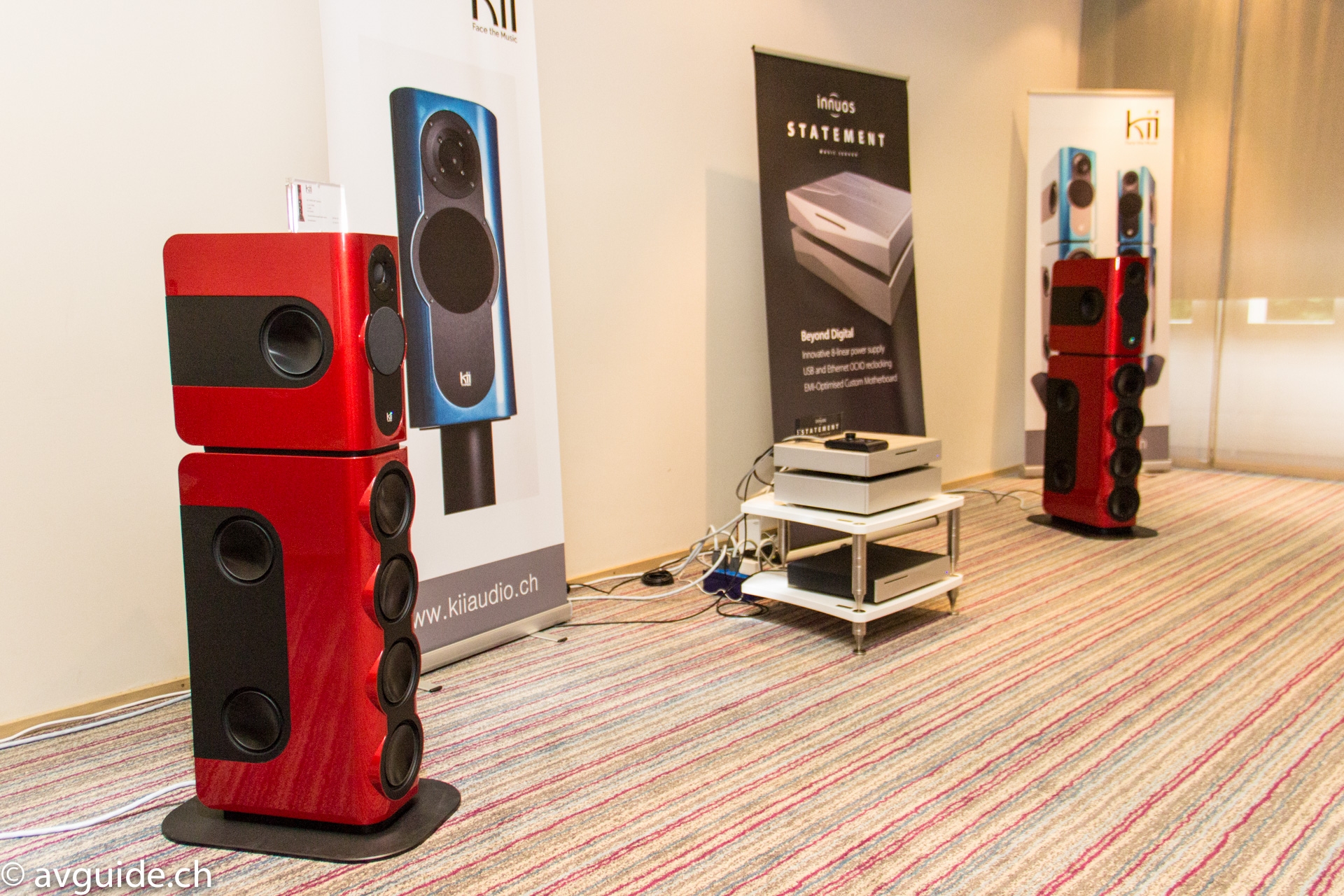 Kii Audio Swiss präsentiert das neue Aktivlautsprechersystem Kii Three BXT erstmals an der High End Swiss in Regensdorf. Im Unterschied zur High End München wurde ein System aus der Serienfertigung präsentiert. Die einzigartig kontrollierte Schallausbreitung der Kii Audio verhindert Raumresonanzen im Bassbereich.