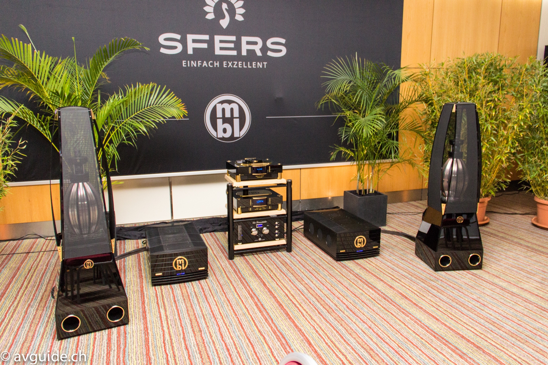 Der Preis macht nicht immer den Klang. Aber hier stimmte alles. Mein klangliches Highlight der Messe: Lautsprecher MBL 101EMKII, Mono-Endstufen MBL 9008A Mono, Vorverstärker MBL 6010D, CD-Spieler MBL C31. Ab 180'000 Franken.