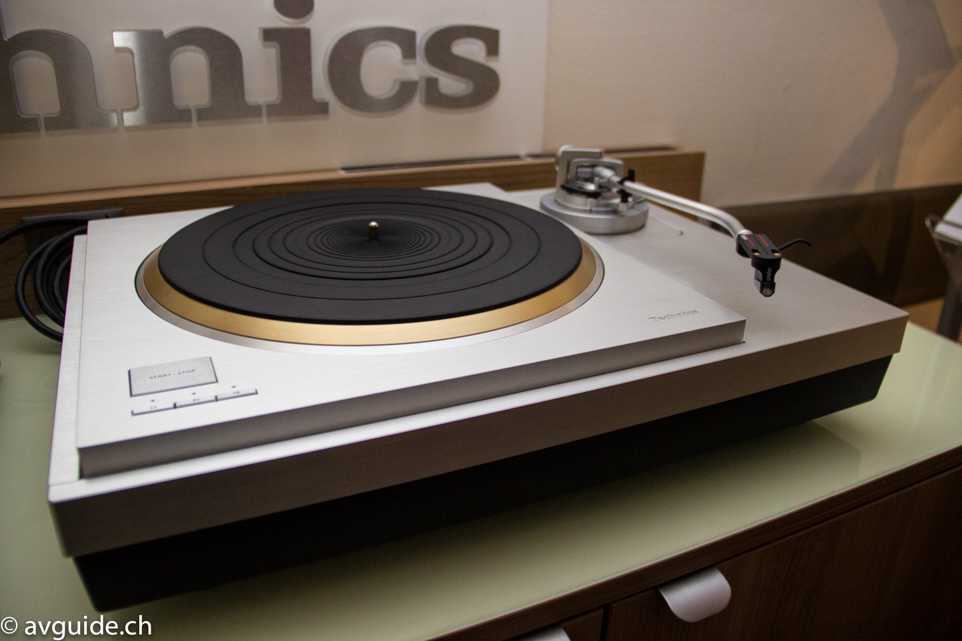 ... den brandneuen Technics-Plattenspieler SL-1000R, mit dem Technics sich neben dem legendären SP-10 ebenfalls an ein sehr anspruchsvolles Publikum wendet.
