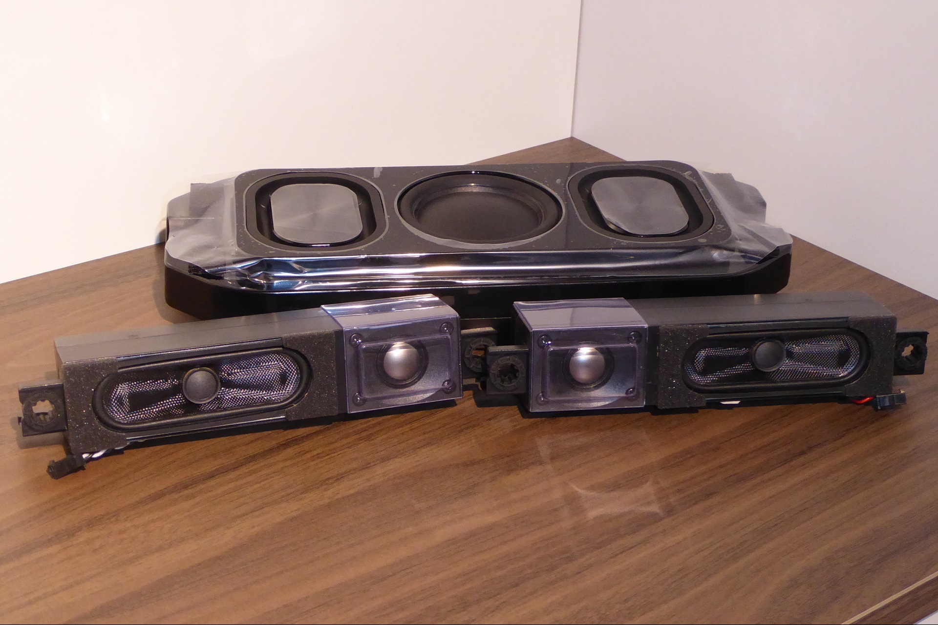 Das von Bowers & Wilkins entwickelte 2.1-Soundsystem der Spitzenklasse findet sich im aktuellen OLED-TV 903 sowie auch im neuen LCD-TV Philips 8804, der gegen Ende des 2. Quartals in die Läden kommen soll.