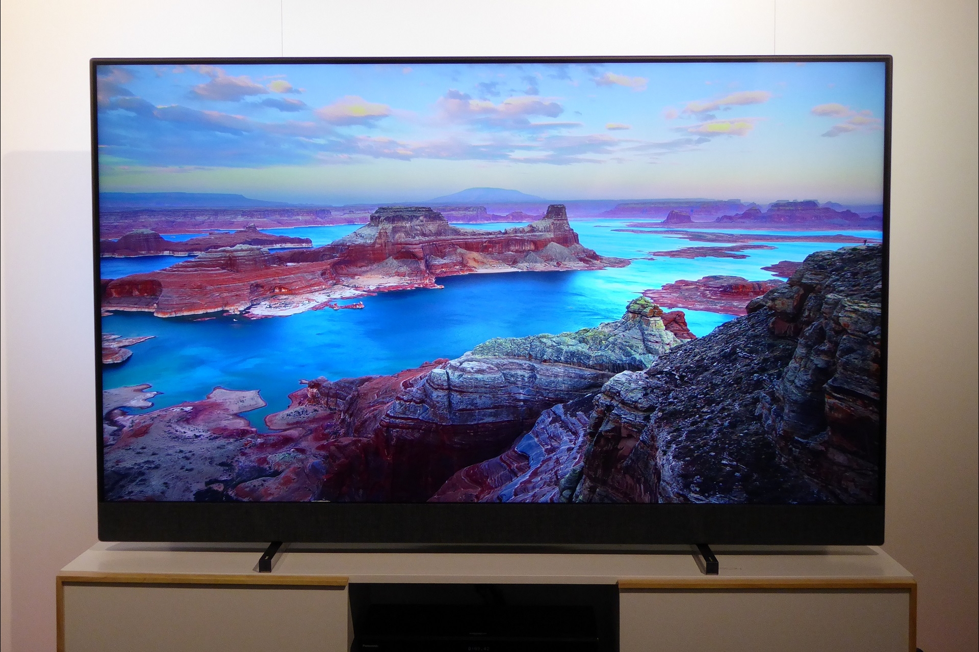 Die Philips 8804 LCD-TV Serie der Spitzenklasse gibt es in 50-, 55- und 65-Zoll. Zur Ausstattung gehören 3-seitiges Ambilight, Dolby Vision und Dolby Atmos, Micro Dimming Pro und ein leistungsstarkes 2.1-Soundsystem von Bowers & Wilkins.