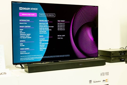 Das neue Soundbar-System SC-HTB900 ist in Design und Leistung auf TV-Geräte ab 50 Zoll abgestimmt – allen voran die neue OLED-Generation von Panasonic. Unauffälliges Design und beeindruckender Sound.