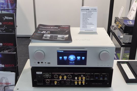 Cocktail Audio präsentierte neue, vielseitige DACs/Netzwerk-Streamer: Der X45 Pro kommt mit Sabre ES938Pro-Wandler, DAB+ Tuner, Phono-MM-Eingang und 7-Zoll-Farbdisplay, der X50 Pro ist speziell auch zum Rippen umfangreicher CD-Sammlungen ausgelegt und unterstützt Festplatten-Verbunde bis zu 8 TB.