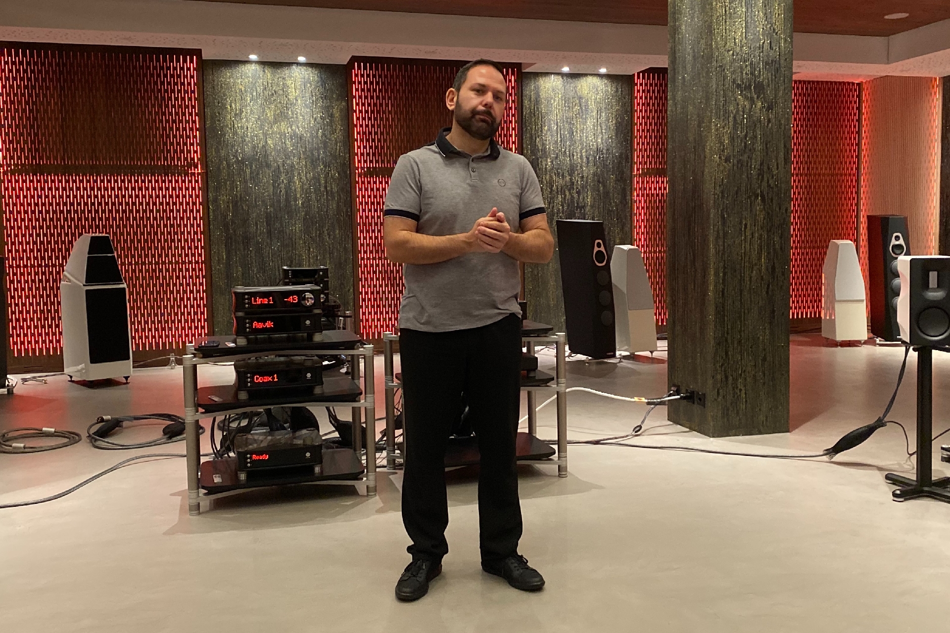 Der Workshop-Gastgeber Alessandro Calo begrüsst die Teilnehmer herzlich.