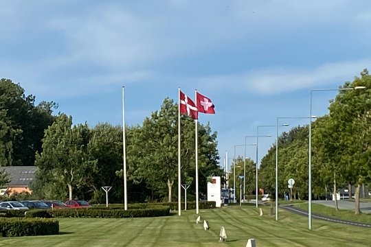 Zu Ehren der Schweizer «Delegation» wurde am Dali-Hauptsitz neben der dänischen auch die Schweizer Fahne gehisst. Sympathische Geste!