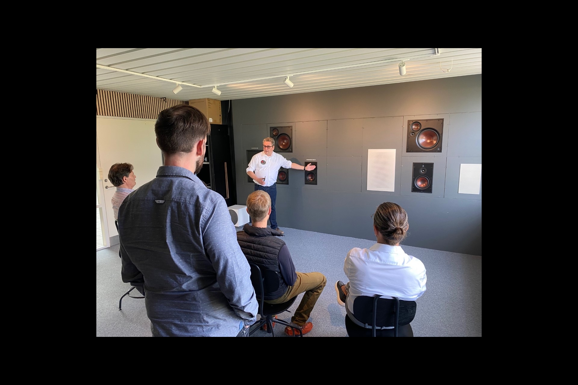 Michael Munch demonstriert das In-Wall-System von Dali.