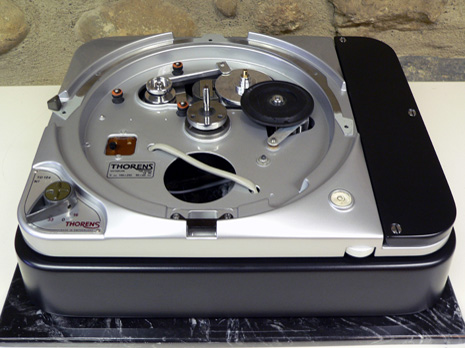 Thorens TD124 by Schopper: Mittlerweile sind auch die Redakteure der Hifi-Bibel Stereophile auf die Restaurationen aus Winterthur des legendären Swiss-Made Turntable aufmerksam geworden und haben sie prompt zur "Component of the Year" geadelt. Der Schlüssel zum Erfolg ist die Restauration mit Neuteilen: nichtmagnetischer Hauptteller, Haupttellerlager, Solid-Konsole, Power Conditioner, Panzerholz-Tonarmbrett etc.