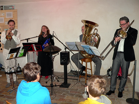Drei Blechbläser und eine Jazzsängerin, das ist Blas I Juzz, das neue Quartett des Trompeters Jörg Schneider, welches einheimisches Liedgut aus der Sammlung 