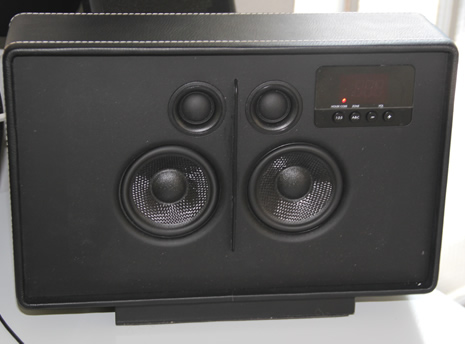 Mit einigen Neuheiten konnte der skandinavische Hersteller Audio Pro aufwarten. Der LV1 aus der "Living Serie" ist ein Stereo-Lautsprecher in einem Einzelgehäuse. Dank intelligenter Signalbearbeitung erreicht man trotzdem eine breite Stereozone. Das macht ihn ideal für beschränkte Platzverhältnisse oder den Bürotisch. Das Audiosignal erhält der Aktivlautsprecher wie auch...