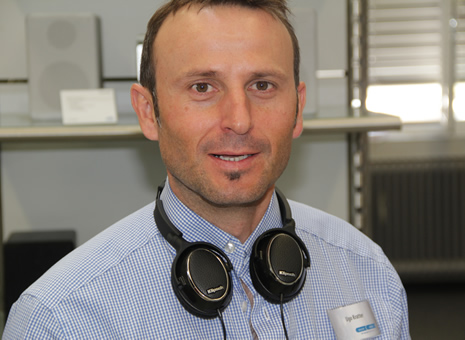 Ugo Kratter von Novisgroup mit dem Klipsch Image ONE Kopfhörer. Ästhetisch ansprechende, geschlossen OnEar-Hörer sind im Trend. Als einer der ersten Hörer integriert der Klipsch Image ONE das von Apple empfohlene 3-Knopf-Bedienkonzept inklusive Mikrofon fürs iPhone.