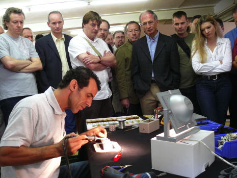 Rachid Hadat bei der Endmontage eines LDR Bändchen-Hochtöners. LDR steht für "Linear Drive Ribbon" und soll verdeutlichen, dass sich die Membrane, ganz im Gegensatz zum ersten Piega Bändchen aus dem Jahre 1986, nun linear, also mit gleichen Betrag nach vorne und hinten bewegt.