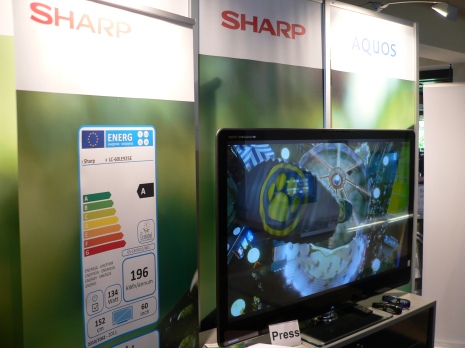 Ab Januar 2012 müssen alle TV-Geräte im EU-Raum mit einer Energieetikette bezeichnet werden. Im Bild: Ein 60-Zoll-LCD-Panel von Sharp welches nicht nur 3-D-fähig ist, sondern auch wenig Strom verbraucht.