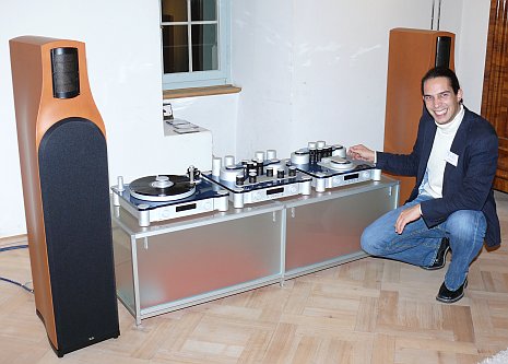Die Röhre lebt: Röhrenvorverstärker P10, CD-SACD-Spieler D 10, Criterion Lautsprecher mit elektrostatischem Hochtöner - von Röhren angesteuert selbstverständlich - und Plattenspieler G 10 ergeben eine wahre Ohren- und Augenweide... (www.telanor.ch)