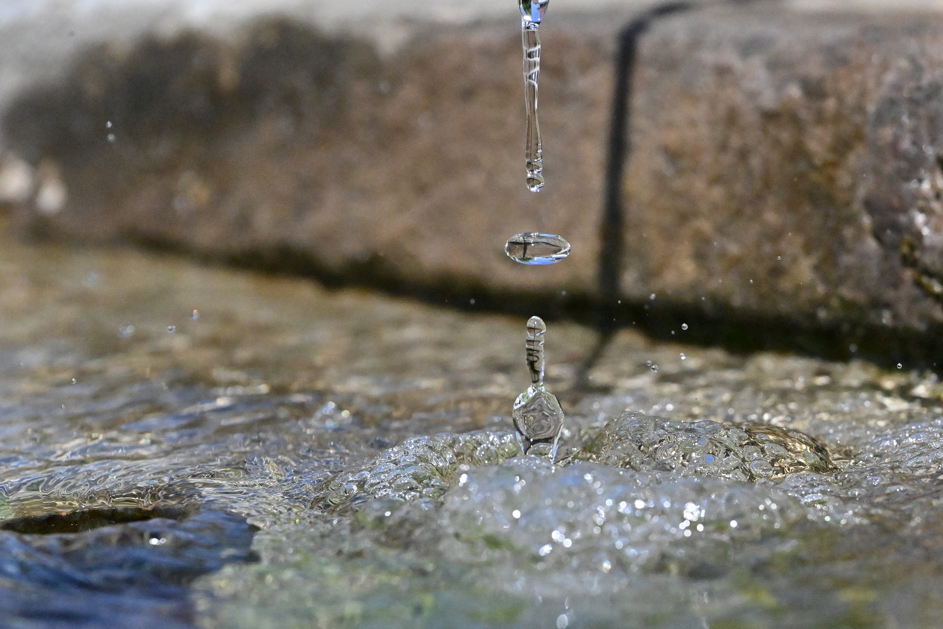 Wassertropfen am Dorfbrunnen, eingefangen mit 1/32'000stel Sekunde.