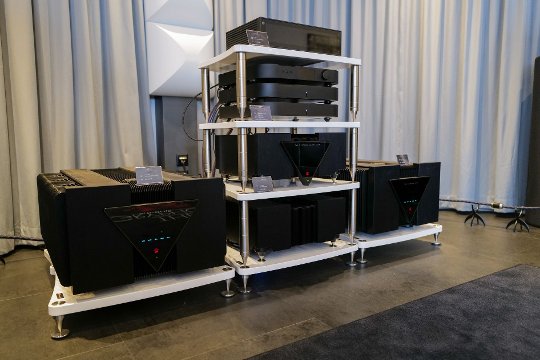 Gryphon-Komponenten aus Dänemark sind in der Schweiz zurzeit nur bei Audio Excellence zu hören, zu sehen und zu kaufen. Gleiches gilt auch für die Ausnahme-DACs von MSB Technology aus den USA. Analoge Quellen wie Plattenspieler findet man bei Audio-Excellence keine.