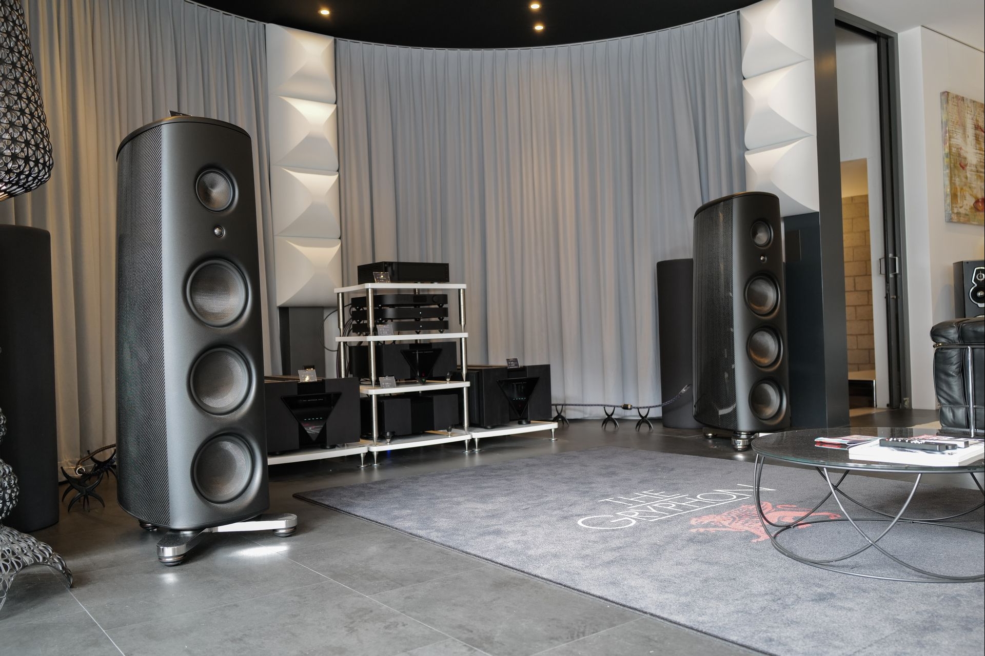 Quasi die Hauptbühne: Magico-M6-Lautsprecher, Gryphon-APEX-Monoendstufen, Gryphon-COMMANDER-Vorstufe und Reference DAC von MSB.