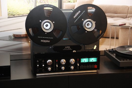 Eine Legende ist zurück. Revox hat die B77 MK III, eine Weiterentwicklung der ikonischen Tonbandmaschine B77 vorgestellt. Zusätzlich präsentiert Revox mit den «Analog Master Tapes Collection» originalgetreuen Kopien von Studio-Masterbändern.