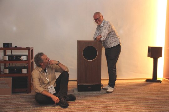 Andreas Friedl und Peter Trenner (rechts) haben gut lachen. Seit 30 Jahren produzieren sie in Graz wunderbare Lautsprecher-Ikonen. Im Bild die 3. Generation der «Ra» mit 12-Zoll-Tieftöner und 1,75-Zoll-Kompressionstreiber, rechts in der Ecke die fulminante «ART».
