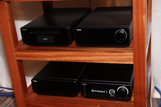 Brandneu und eben in der Schweiz eingetroffen ist die Cyrus Series 40 bestehend aus Verstärker, Netzteil, Streamer und CD-Player. Einmal mehr bieten die innovativen Engländer kompaktes Premium-Audio zu moderaten Preisen an.