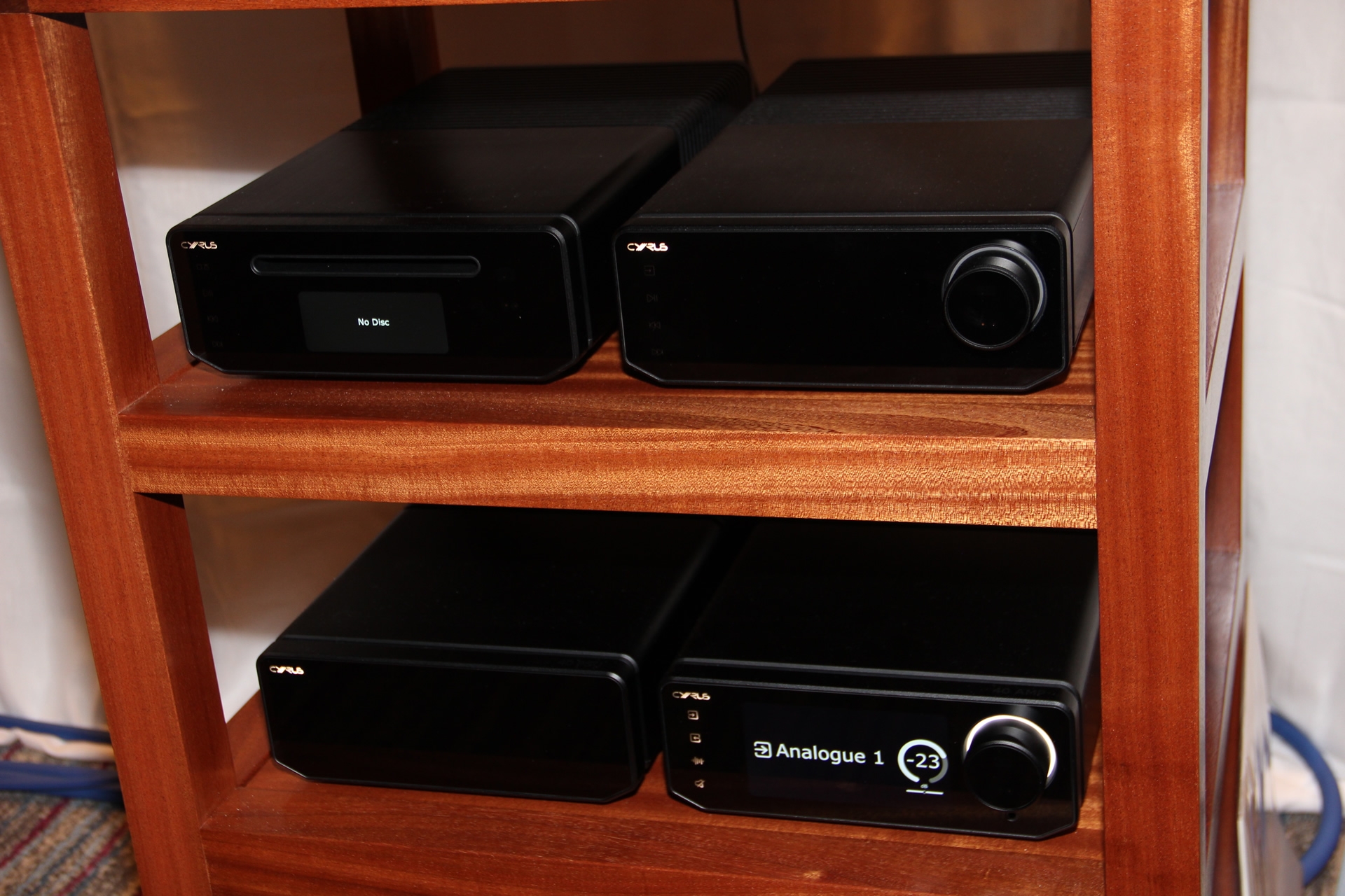Brandneu und eben in der Schweiz eingetroffen ist die Cyrus Series 40, bestehend aus Verstärker, Netzteil, Streamer und CD-Player. Einmal mehr bieten die innovativen Engländer kompaktes Premium-Audio zu moderaten Preisen an.