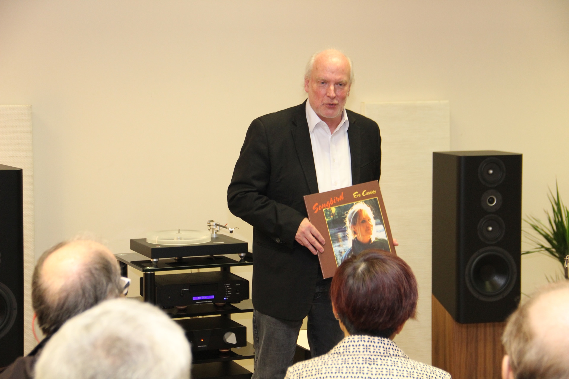 Fachjournalist und Musik-Rezensent Lothar Brandt brachte mit einer Auswahl an ausgesuchten Vinylaufnahmen Musik und Wiedergabequalität in Symbiose. Darum geht es eigentlich ...