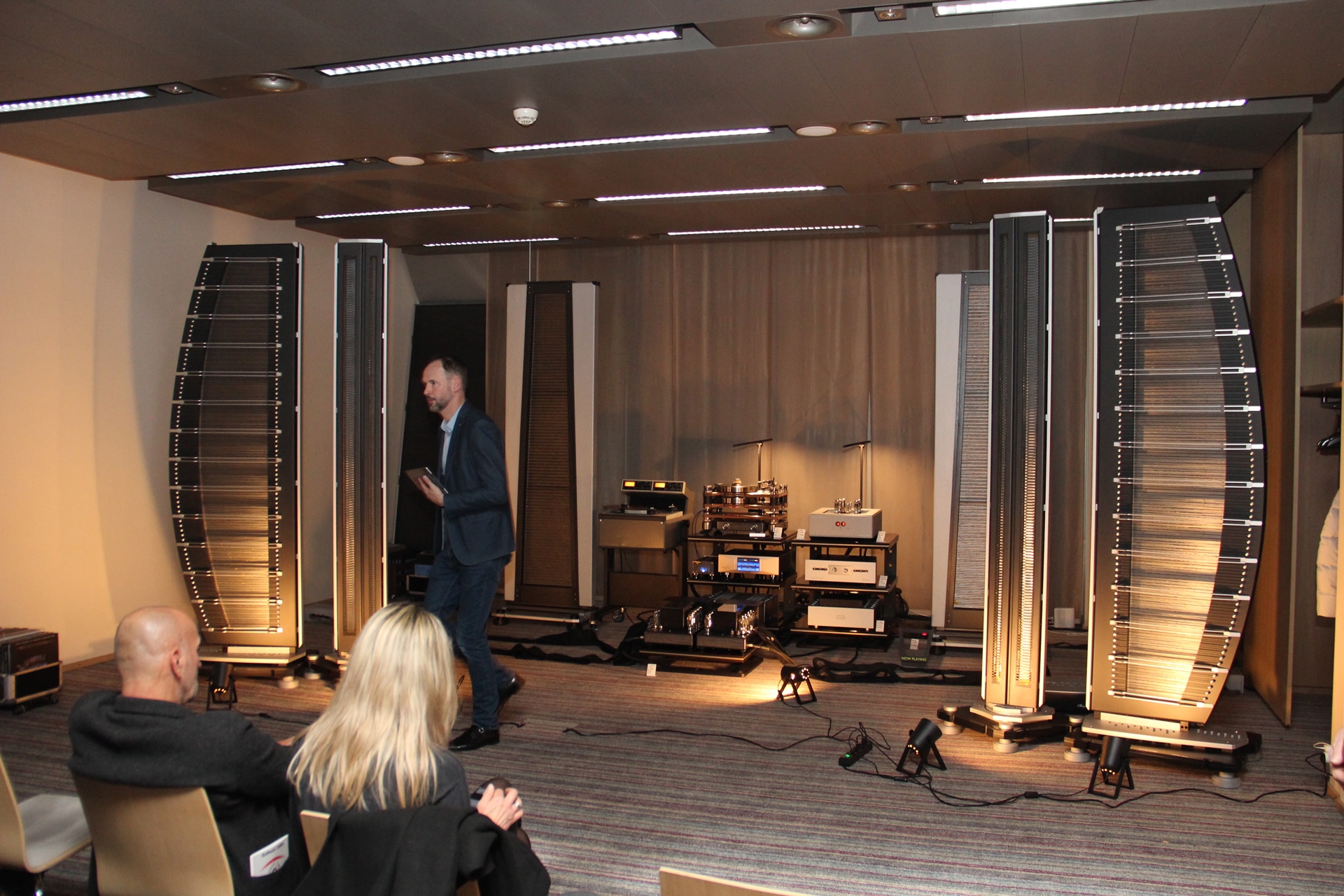 High-End-Audio-Faszination total bei Clarisys Audio aus Basel. Ihr Bändchensystem der Superlative wurde angetrieben mit Elektronik von Soulution Audio, Merrill, Lampizator und Convergent.