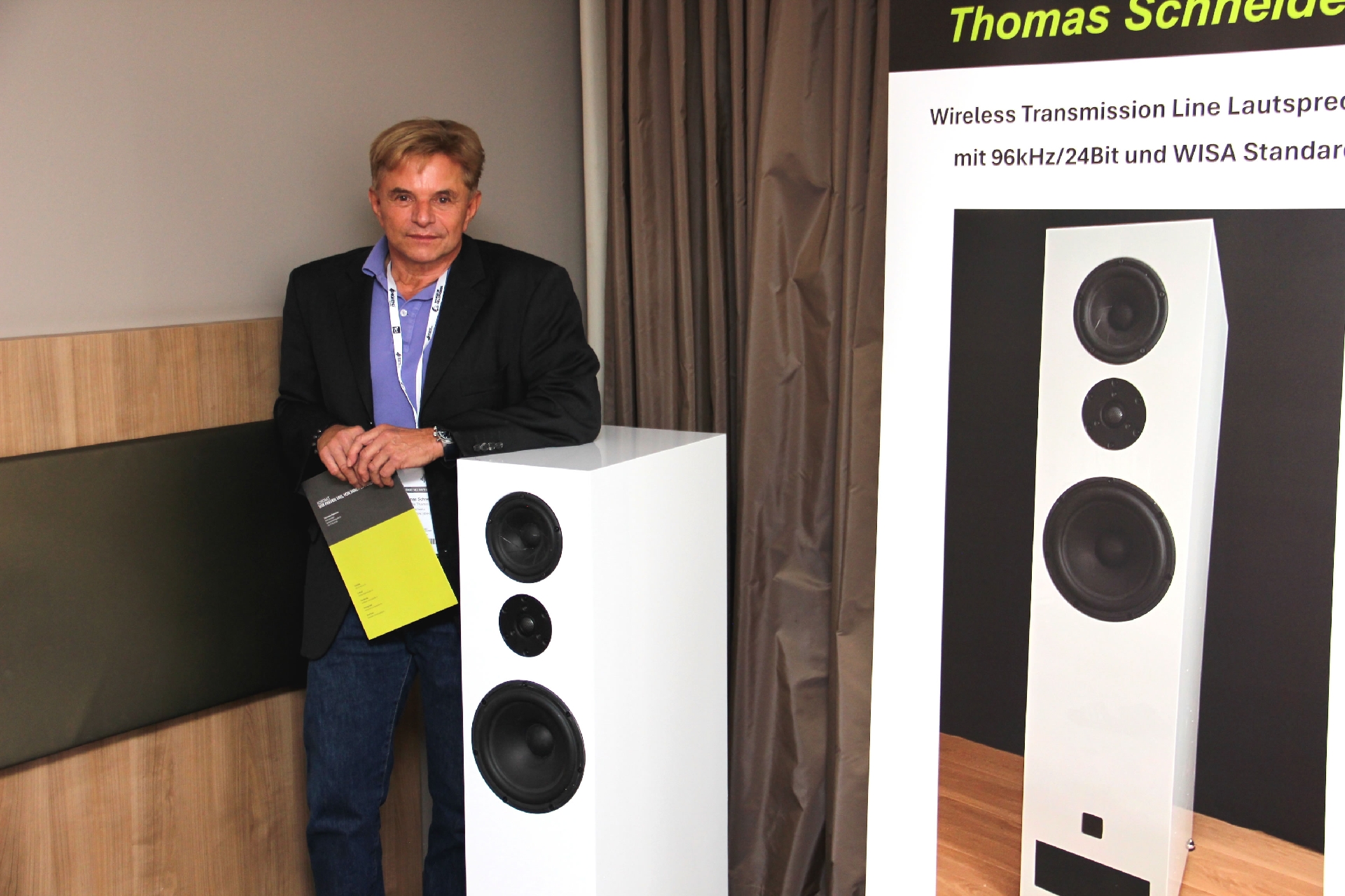 Die aktiven Transmissionline-Lautsprecher vom Thomas Schneider aus Horgen werden kabellos im 5-GHz-Band mit Wisa-Standard angesteuert und benötigen somit nur je ein Netzkabel.
