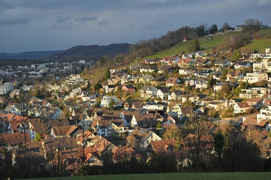 Nikon Z50II, Nikkor Z DX 50-250mm f/4.5-6.3 VR, Brennweite 75 mm, M, f/6.3, 1/200 sec., ISO 180, WB Wolken, PP Neutral. Ein Dorf geniest die Januarsonne.